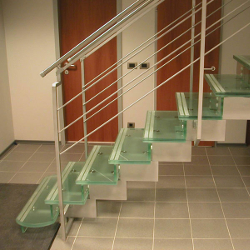 Современные лестницы со стеклянными ступенями